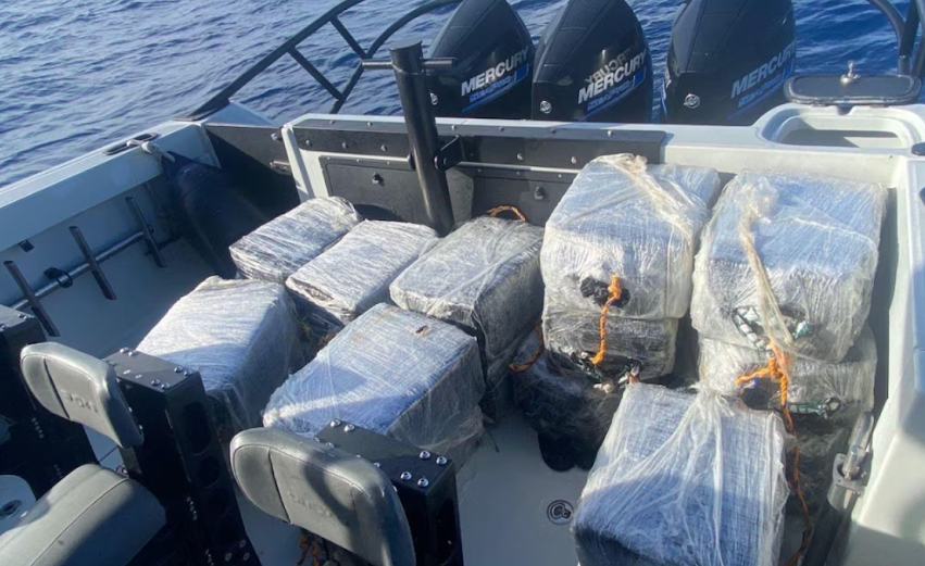 Paquetes de cocaína incautados a bordo de una lancha rápida