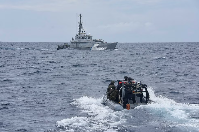 Lancha de interdicción acercándose a un buque en mar abierto