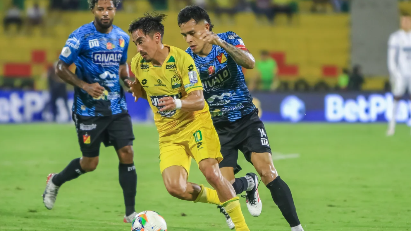 Acción de juego entre Deportivo Pereira y Atlético Bucaramanga en el Centenario de Armenia