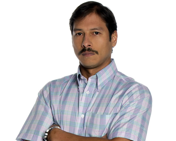 Alex Betancour es Héctor Castaño en "Tres Caínes" Alex Betancour es Héctor Castaño en "Tres Caínes"